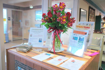 Photo of the Centennial desk with pink flowers